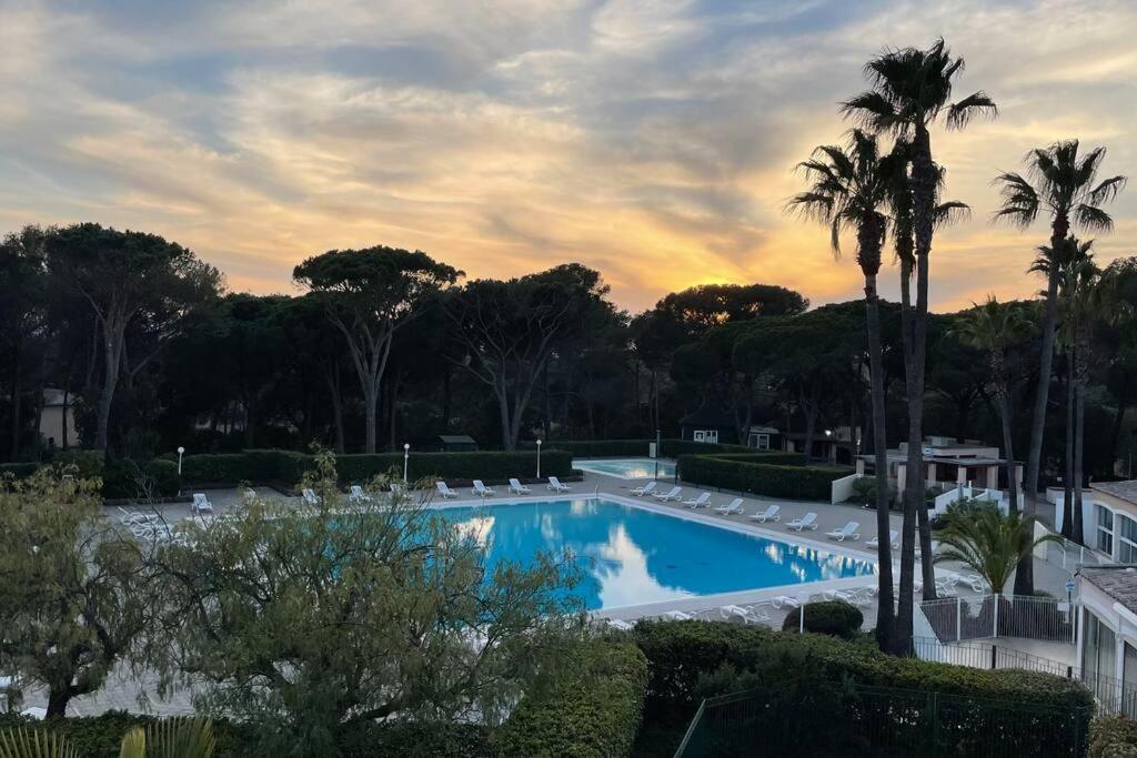 Bel appartement à Saint-Raphaël avec vue piscine Saint-Raphael (Var) Exterior foto