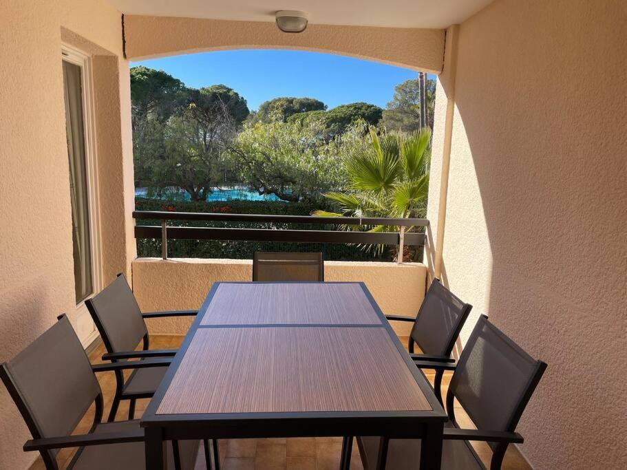 Bel appartement à Saint-Raphaël avec vue piscine Saint-Raphael (Var) Exterior foto